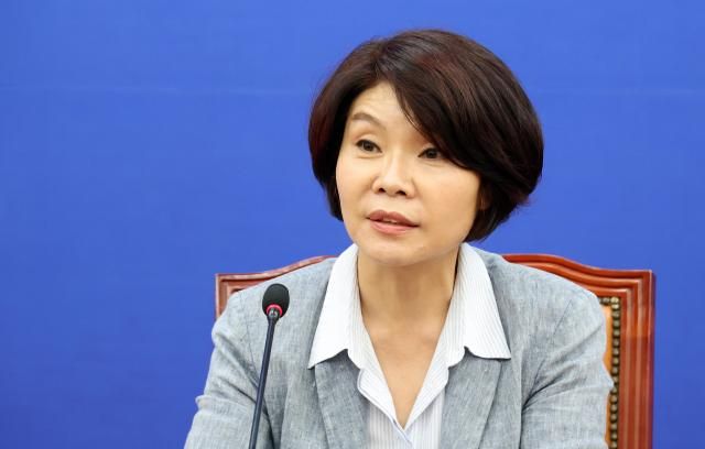 한정애 더불어민주당 정책위의장이 9일 국회에서 열린 기자간담회에서 현안 관련 발언을 하고 있다 사진연합뉴스