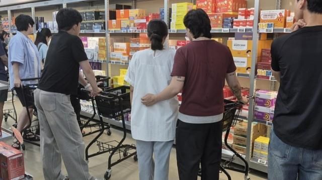 창고형약국을 찾은 소비자들이 건강기능식품 진열대를 둘러보고 있다사진박보람 기자