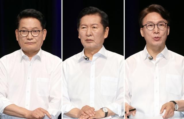 더불어민주당 당 대표 후보들이 10일 오후 전남광주 서구 KBC에서 열린 TV 토론회를 준비하고 있다 왼쪽부터 송영길 정청래 김민석 후보사진연합뉴스