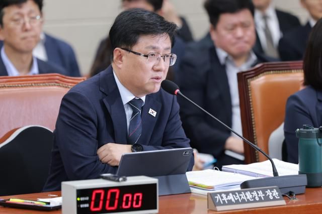  김성환 기후에너지환경부 장관이 11일 국회 기후에너지환경노동위원회 전체회의에서 의사 진행 발언과 관련해 입장을 말하고 있다 사진연합뉴스