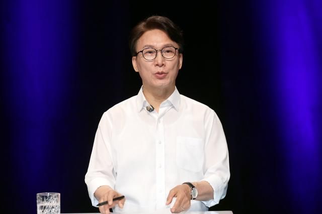 더불어민주당 김민석 당 대표 후보가 지난 10일 오후 전남광주 서구 KBC에서 열린 TV 토론회를 준비하고 있다사진연합뉴스