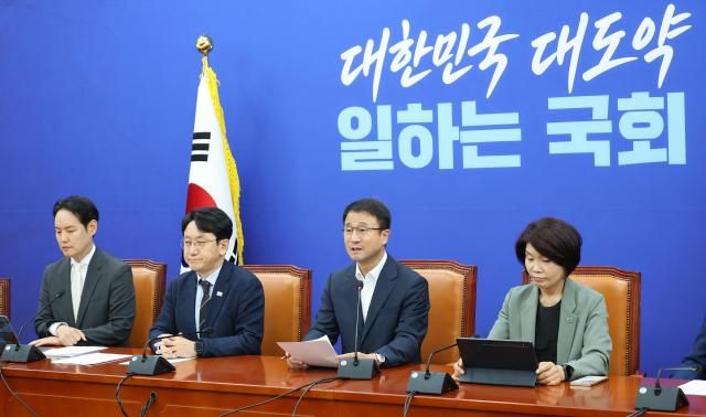 더불어민주당 한병도 당 대표 직무대행 겸 원내대표가 11일 국회에서 열린 원내대책회의에서 발언하고 있다 왼쪽부터 김한규 원내정책수석부대표 천준호 원내운영수석부대표 한병표 당 대표 직무대행 겸 원내대표 한정애 정책위의장 사진연합뉴스