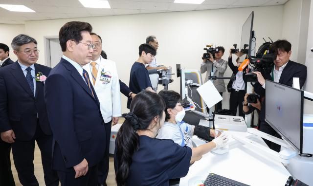 이재명 대통령이 11일 충북 음성 국립소방병원을 방문해 재활치료 모습을 지켜보고 있다 사진연합뉴스