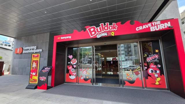 서울 명동역 인근 삼양식품 사옥 입구가 Buldak불닭 영문 로고와 대표 캐릭터 페포 이미지로 꾸며져 있다 삼양식품은 사옥 1층을 페포 라운지로 운영 중이다 사진김현아 기자