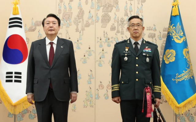 윤석열 대통령이 지난 2022년 12월 7일 서울 용산 대통령실 청사에서 열린 장성 보직 신고 및 삼정검 수치 수여식에서 황유성 당시 국군방첩사령관 삼정검에 수치를 달아준 뒤 기념촬영을 하고 있다 사진대통령실통신사진기자단 연합뉴스