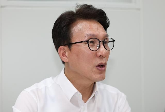 더불어민주당 김민석 당 대표 후보가 지난 11일 서울 송파구 가락몰에서 열린 간담회에서 상인들과 대화를 나누고 있다사진연합뉴스