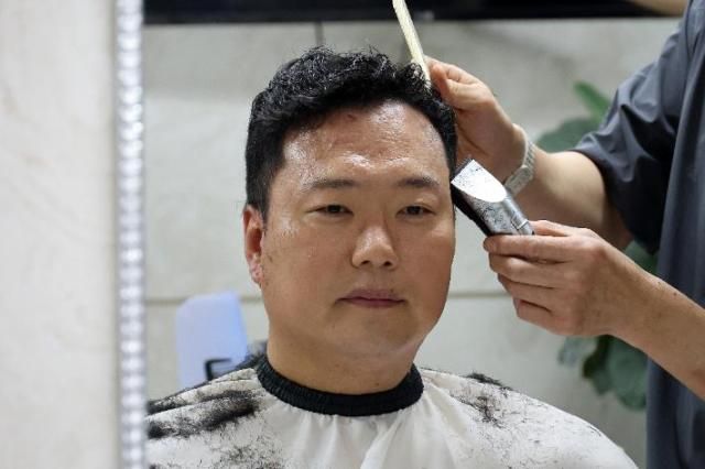 천하람 개혁신당 원내대표가 12일 국회 미용실에서 머리를 깍고 있다 사진연합뉴스