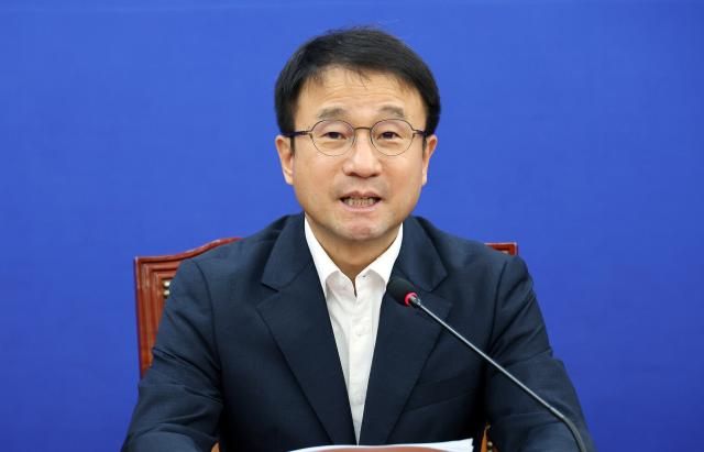 더불어민주당 한병도 당 대표 직무대행 겸 원내대표가 12일 국회에서 열린 원내대책회의에서 발언하고 있다사진연합뉴스