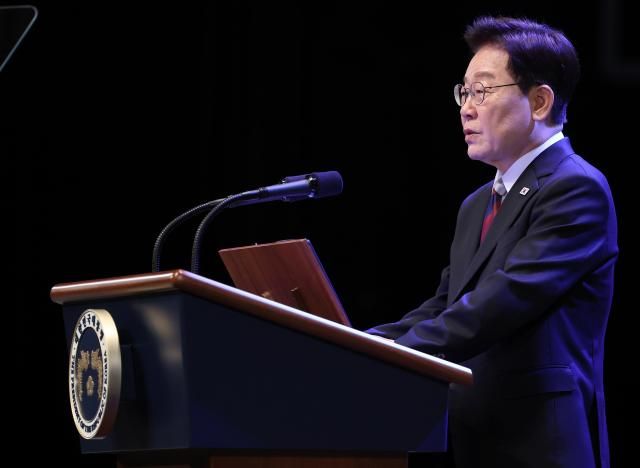 이재명 대통령이 15일 서울 종로구 세종문화회관에서 열린 제81주년 광복절 경축식에서 경축사를 하고 있다사진연합뉴스