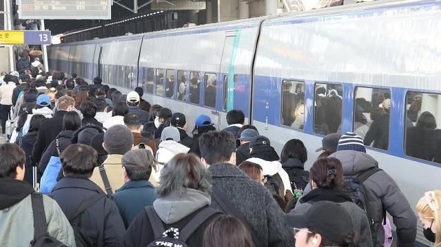 서울 중구 서울역이 귀경객으로 북적이고 있다 사진연합뉴스