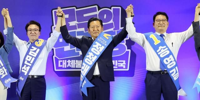 더불어민주당 김민석왼쪽부터 정청래 송영길 당 대표 후보가 2일 울산전시컨벤션센터에서 열린 당대표·최고위원 순회경선 합동연설회에서 손을 맞잡아 올리고 있다사진연합뉴스