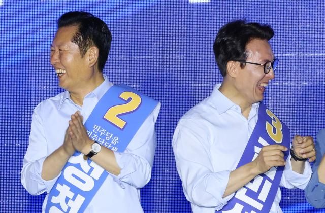 정청래 김민석 당 대표 후보가 2일 부산 해운대구 벡스코 컨벤션홀 3층에서 열린 더불어민주당 당대표·최고위원 순회경선 합동연설회에서 미소 짓고 있다사진연합뉴스