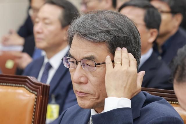 노태악 전 중앙선거관리위원장이 14일 국회에서 열린 제9회 전국동시지방선거 투표용지 부족 사태 등 국민 참정권 침해 진상규명 및 선거관리 개혁을 위한 국정조사 특별위원회 제1차 청문회에서 머리카락을 만지고 있다 사진연합뉴스
