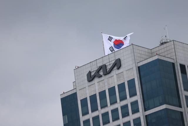 기아가 2분기 실적을 발표한 24일 서울 서초구 기아 본사에 태극기가 펄럭이고 있다 2026724 