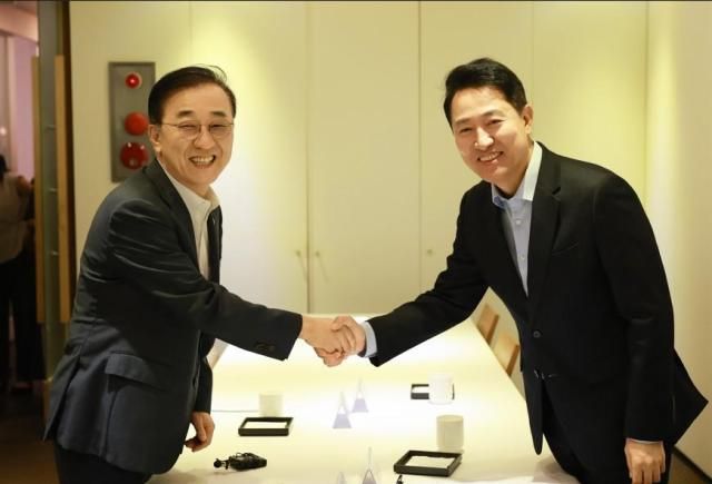 김윤덕 국토교통부 장관과 오세훈 서울시장이 20일 오전 서울 중구 커퍼런스하우스 달개비에서 용산공원 주택공급 관련 회동을 갖고 있다 사진국토교통부