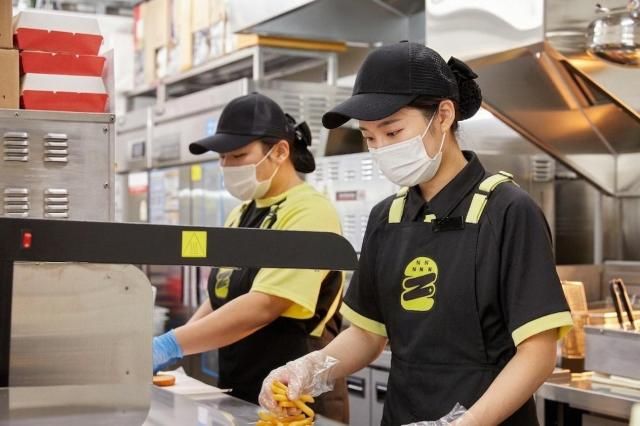 노브랜드 버거 매장을 운영하고 있는 여성 점주 사진신세계푸드