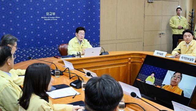 이재명 대통령이 27일 서울 외교부 청사에서 네팔 홍수 피해 대응 긴급회의를 주재하고 있다 사진연합뉴스