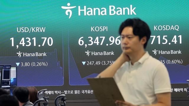 3일 오전 서울 중구 하나은행 딜링룸 사진연합뉴스