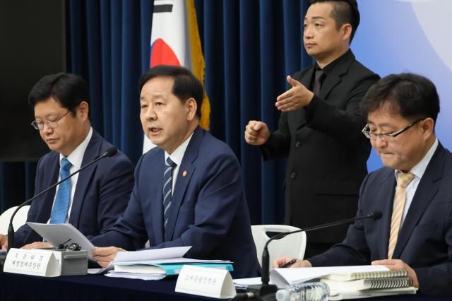 30일 세종시 정부세종청사에서 2026년 세제 개편안에 대해 브리핑하고 있는 구윤철 부총리 겸 재정경제부 장관가운데 왼쪽부터 조만희 재정경제부 세제실장 구 부총리 김병철 재정경제부 조세총괄정책관 사진연합뉴스