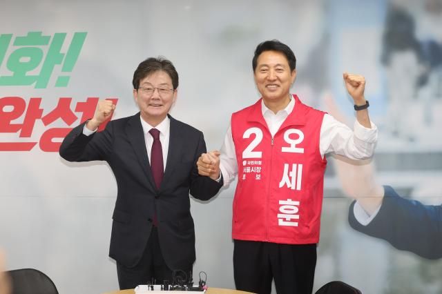 국민의힘 오세훈 서울시장 후보가 지난 5월14일 서울 종로구 캠프 사무실에서 유승민 전 의원과 만나고 있다 사진연합뉴스
