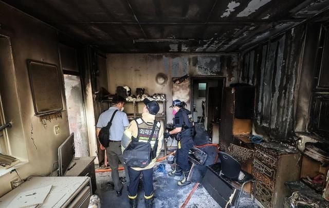지난달 23일 발생한 경산시 아파트 관리실 화재사건 당시 모습 사진연합뉴스