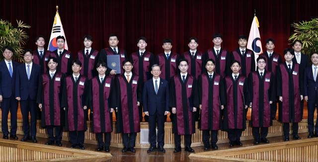 정성호 법무부 장관이 3일 정부과천청사 법무부에서 열린 신임 검사 임관식에서 신임 검사들과 기념촬영을 하고 있다 사진연합뉴스