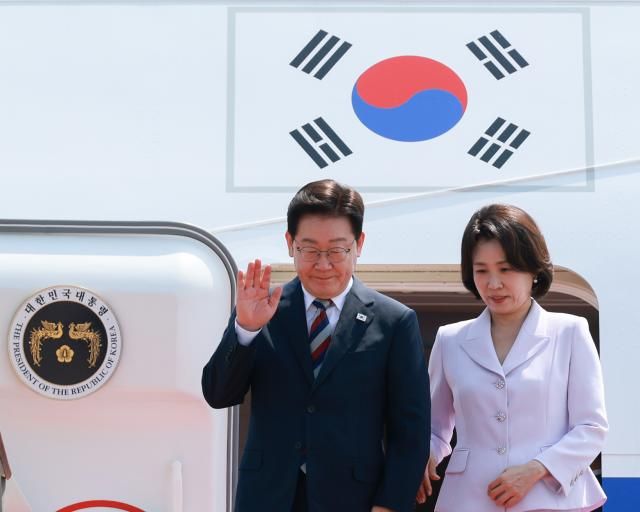 미국ㆍ남미ㆍ독일 순방을 마치고 귀국한 이재명 대통령과 김혜경 여사가 3일 성남 서울공항에 도착한 공군 1호기에서 환영객에게 인사하고 있다 사진연합뉴스