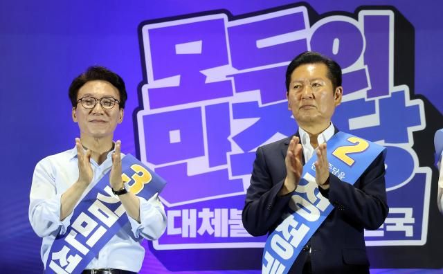 더불어민주당 김민석·정청래 당 대표 후보가 지난 2일 울산광역시 울산전시컨벤션센터에서 열린 당대표·최고위원 순회경선 합동연설회에서 손뼉치고 있다사진연합뉴스