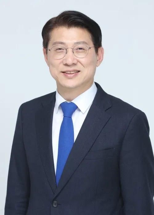 조국혁신당이 12일 지명직 최고위원으로 문재인 정부 청와대 법무비서관과 법제처장을 지낸 김형연 전 인천시당 위원장을 선임했다 사진은 김형연 신임 최고위원 사진조국혁신당