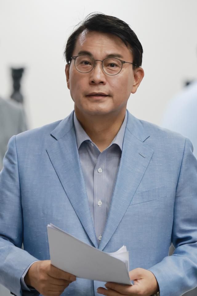 국회 전국동시지방선거 투표용지 부족 사태 등 국민 참정권 침해 진상규명 및 선거관리 개혁을 위한 국정조사 특별위원회 위원장인 윤상현 국민의힘 의원이 30일 국회에서 기자회견을 위해 회견장으로 향하고 있다 사진연합뉴스