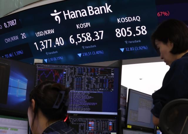 31일 서울 중구 하나은행 본점 딜링룸에서 직원들이 업무를 보고 있다 이날 코스피는 전장보다 17530포인트258 내린 661358로 코스닥은 1674포인트200 내린 82167로 시작했다 원달러 환율은 이날 오전 9시 1378원 대로 집계됐다 사진연합뉴스