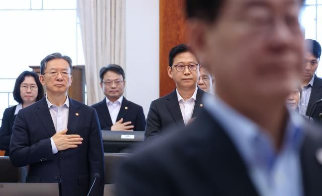 이재명 대통령과 정성호 법무부 장관이 4일 청와대에서 열린 국무회의에서 국민의례를 하고 있다 사진연합뉴스