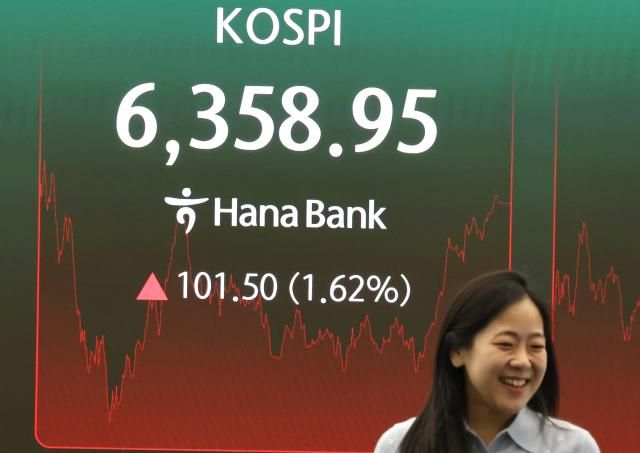 4일 서울 중구 하나은행 본점 딜링룸 전광판에 코스피가 표시돼있다 이날 코스피는 전장보다 10150포인트162 오른 635895에 거래를 마쳤다 코스닥지수는 전장보다 4337포인트588 상승한 78072에 장을 마치며 3거래일 연속 상승세를 나타냈다 사진연합뉴스