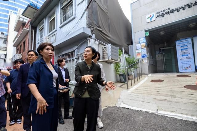 한성숙 국무총리가 7월17일 서울역 쪽방촌을 방문해 폭염 대비 현장 점검을 살피고 있다 사진국무총리실