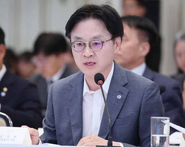 김정관 산업부 장관이 4일 청와대 영빈관에서 열린 이재명 대통령 주재 부처 업무보고에서 보고하고 있다 사진연합뉴스