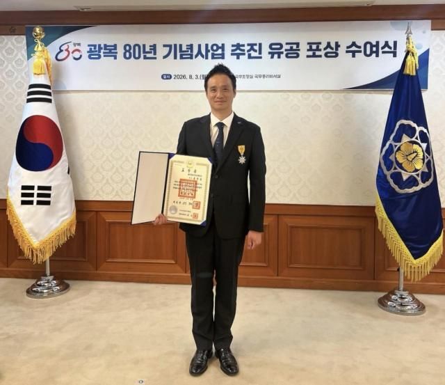 제주개발공사 홍관홍 과장이 기념촬영을 하고 있다 사진제주특별자치도개발공사