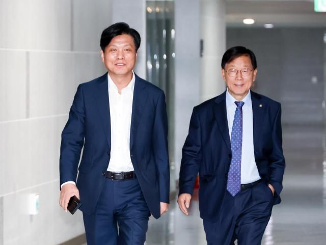 조승래 국회 재정경제기획위원회 위원장왼쪽이 30일 국회 의원회관에서 열린 세제개편 안 논의를 위한 국회 재정경제기획위원회 비공개 당정 협의에 입장하고 있다 오른쪽은 윤후덕 위원 사진연합뉴스