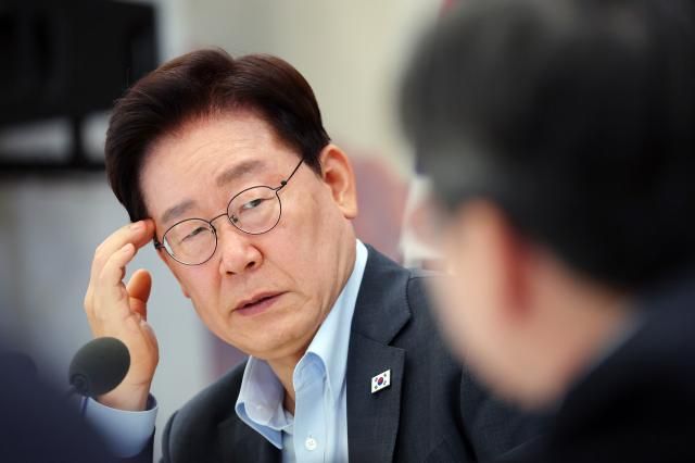이재명 대통령이 4일 청와대 영빈관에서 열린 부처 업무보고에서 참석자 발언을 듣고 있다 사진연합뉴스