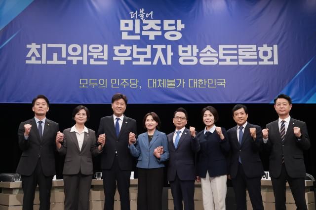 더불어민주당 최고위원 후보들이 지난 3일 경기 부천시 OBS경인TV에서 열린 최고위원 후보자 방송토론회에 참석해 기념 촬영하고 있다사진연합뉴스