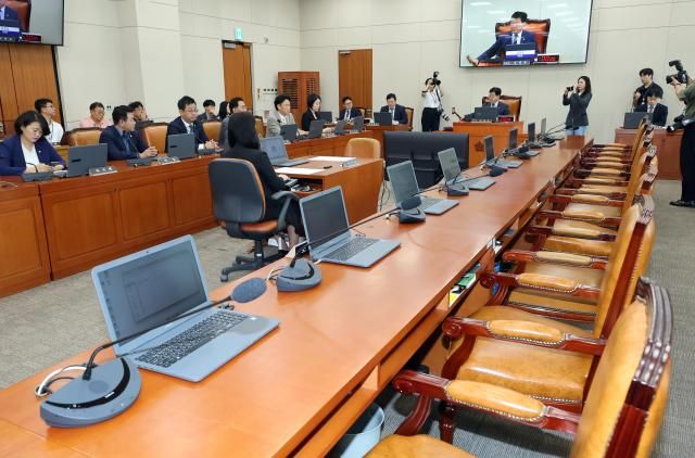 지난달 8일 국회에서 열린 기후에너지환경노동위원회 후반기 첫 회의가 국민의힘 위원들이 불참한 가운데 열리고 있다 기후환노위 여당 간사인 이소영 의원이 참석해있다 국민의힘은 민주당이 야당과 상의 없이 11개 상임·특위 위원장 선출을 강행한 것을 독주로 규정하며 국회 일정 보이콧으로 맞서고 있다 사진연합뉴스