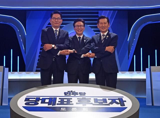 더불어민주당 송영길·김민석·정청래 당 대표 후보가 5일 서울 영등포구 여의도 KBS에서 열린 제2차 TV 토론회에 참석해 기념 촬영하고 있다사진연합뉴스