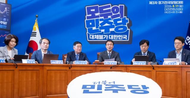 더불어민주당 한병도 당 대표 직무대행 겸 원내대표가 5일 국회에서 열린 최고위원회의에서 발언하고 있다사진연합뉴스