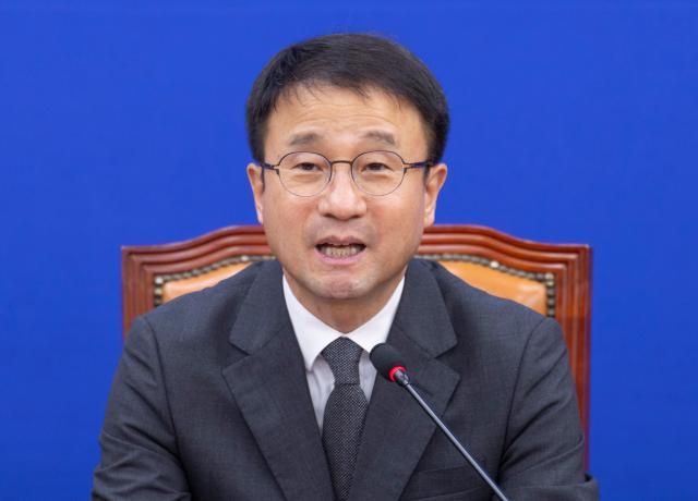 더불어민주당 한병도 당 대표 직무대행 겸 원내대표가 지난 4일 국회에서 열린 원내대책회의에서 정부가 발표한 2026 세제 개편안과 관련해 발언하고 있다사진연합뉴스