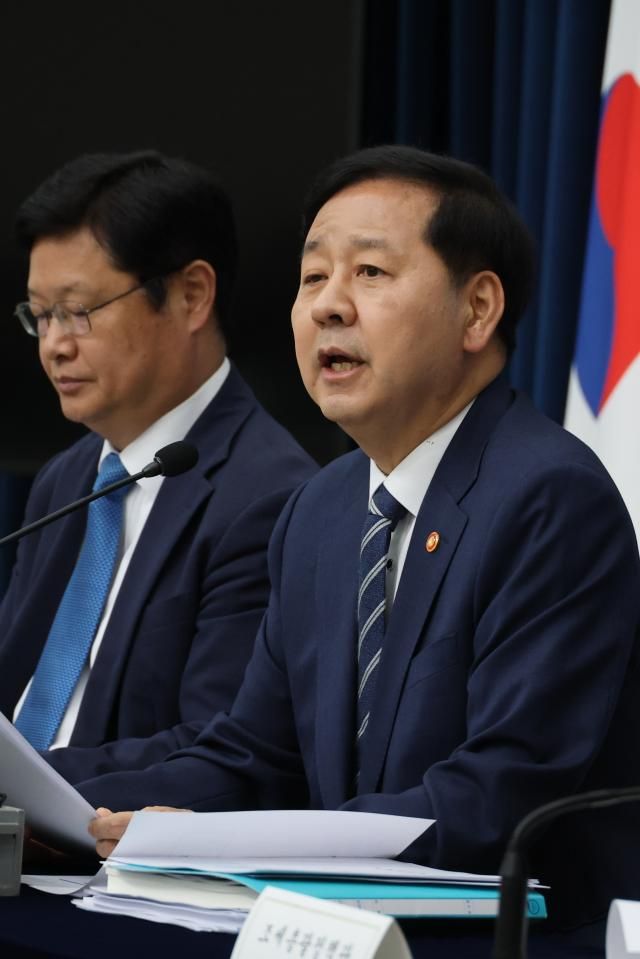 구윤철 부총리 겸 재정경제부 장관이 7월 30일 세종시 정부세종청사에서 2026년 세제 개편안에 대해 브리핑하고 있다 왼쪽은 조만희 재정경제부 세제실장사진연합뉴스