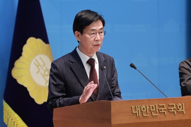 조경태 국민의힘 의원이 5일 국회 소통관에서 윤민우 국민의힘 윤리위원장 사퇴와 윤리위 재구성 한동훈 의원에 대한 제명 징계 철회 등을 촉구하고 있다 사진연합뉴스