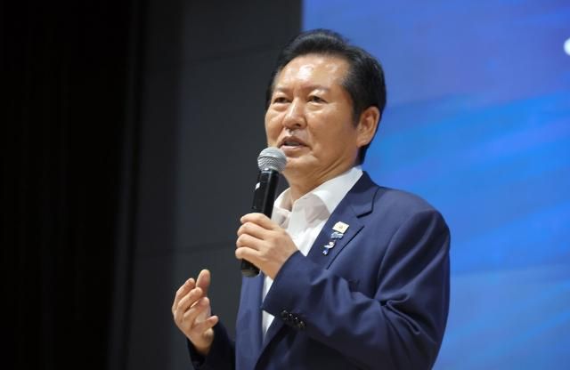 더불어민주당 정청래 당 대표 후보가 28일 전북 전주시 전주대학교에서 열린 전국여성비전포럼 결의대회에서 발언하고 있다 사진연합뉴스