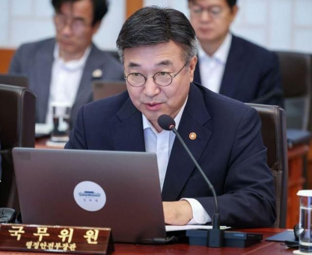5일 윤호중 행정안전부 장관이 이재명 대통령 주재 국무회의에서 경찰 수사 공정성 강화 방안을 보고하는 모습 사진연합뉴스