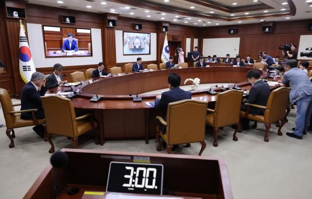 구윤철 부총리 겸 재정경제부 장관이 6일 오전 서울 종로구 정부서울청사에서 열린 비상경제본부 회의 겸 경제ㆍ구조혁신 관계장관회의에서 발언하고 있다사진연합뉴스