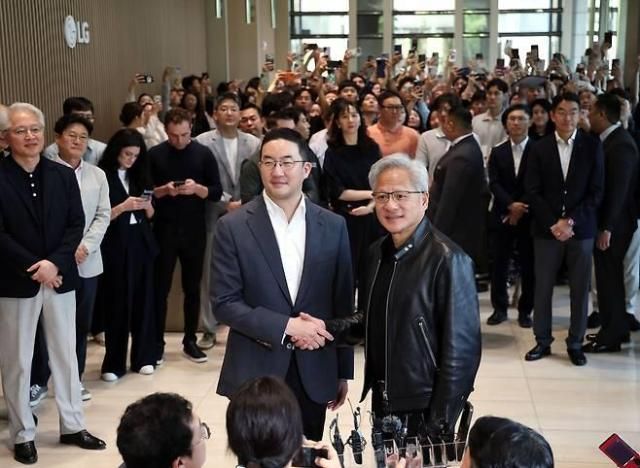 구광모왼쪽 LG 회장과 젠슨 황 엔비디아 최고경영자CEO가 지난 6월 8일 서울 영등포구 LG 트윈타워에서 만나 악수하고 있다 사진연합뉴스