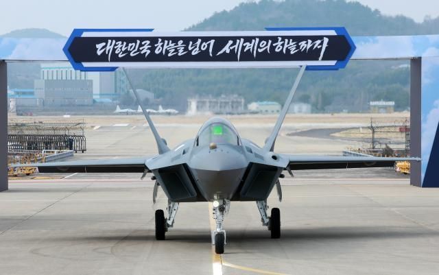 지난 3월 25일 경남 사천 한국항공우주산업KAI에서 KF-21 양산 1호기를 공개하고 있다 사진연합뉴스